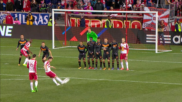 Đá phạt trực tiếp là gì? Khác gì với đá phạt gián tiếp?