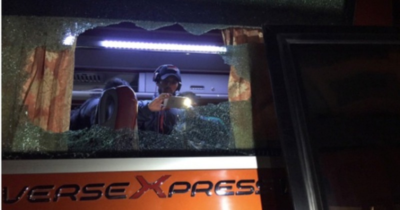 Cổ động viên Việt Nam ném đá lên xe bus đối thủ