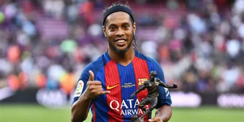 Pha lắc hông kinh điển của Ronaldinho