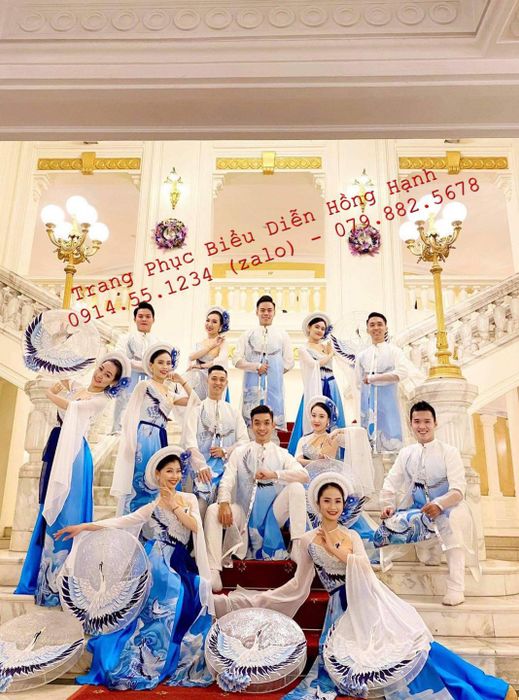 Trang phục biểu diễn Hồng Hạnh